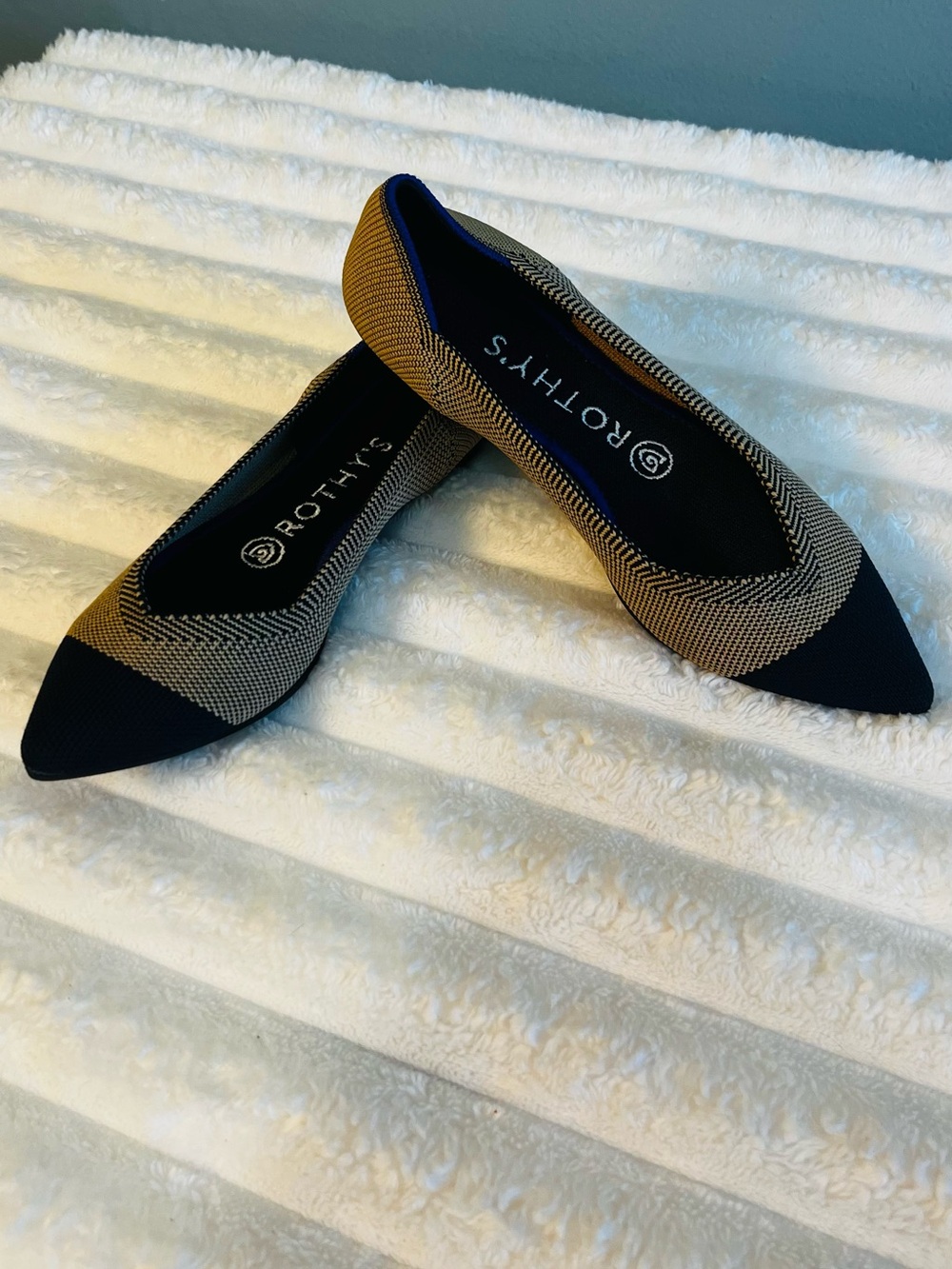 Rothy’s Pointed Toe Flats Black Tan Houndstooth Size 6